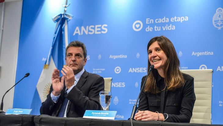 Sergio Massa y Fernanda Raverta durante el anuncio de nuevos créditos
