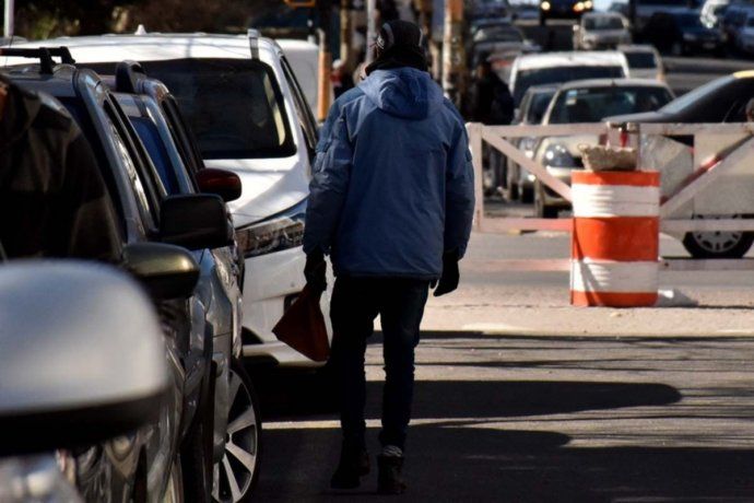 El proyecto intenta regularizar la situación de los cuidacoches en Montevideo, aunque desde el Frente Amplio no lo creen así.