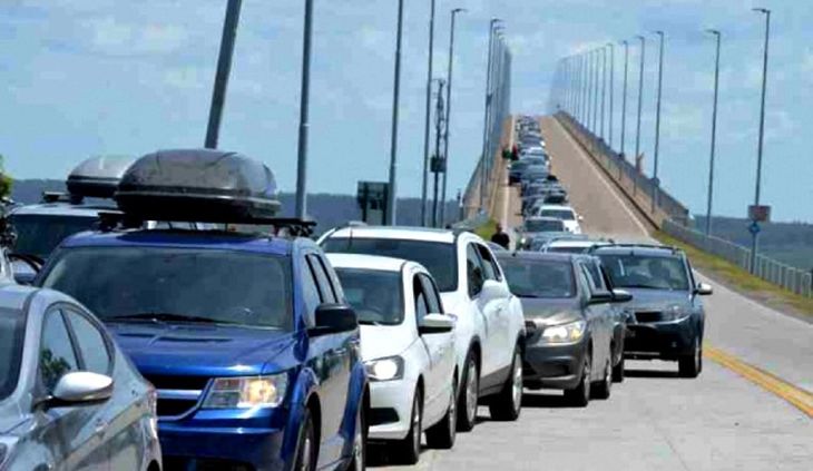 Se reportan largas filas de autos para cruzar de Uruguay hacia Argentina.