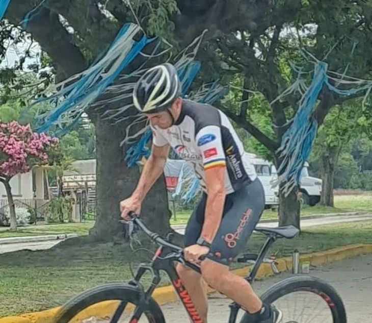 Lionel Scaloni en bicicleta por Pujato.