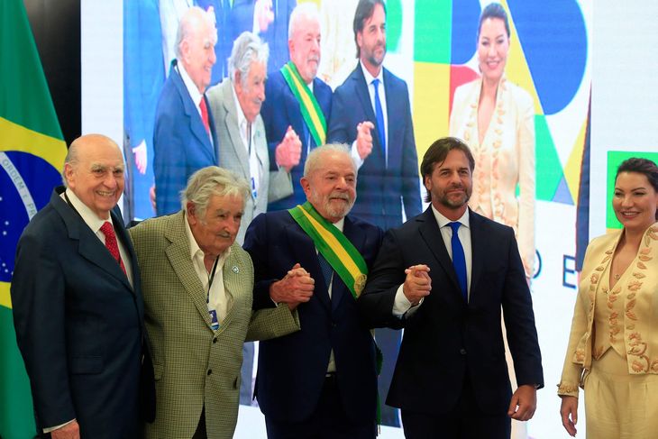 De izquierda a derecha: el ex presidente Julio María Sanguinetti, el ex presidente José Mujica, el flamante presidente brasileño Lula Da Silva y el actual presidente Luis Lacalle Pou.&nbsp;