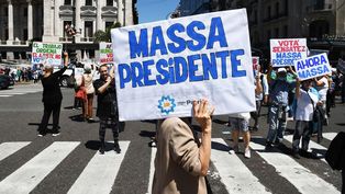 Jubilados realizaron una manifestación en apoyo a Sergio Massa