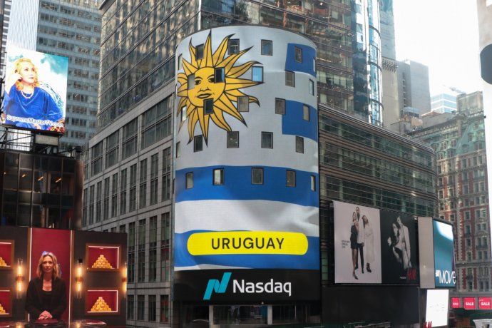 La bandera uruguaya apareció en las pantallas de Times Square.