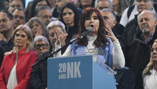 Cristina Kirchner estuvo rodeada de dirigentes en el escenario de Plaza de Mayo