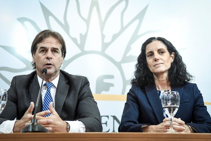 El presidente Lacalle Pou junto a la ministra de Economía y Finanzas (MEF), Azucena Arbeleche.