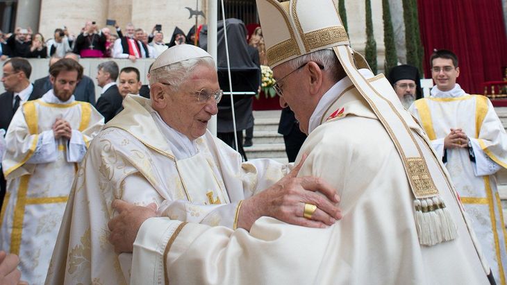 El papa Francisco y el pontífice emérito Benedicto XVI.