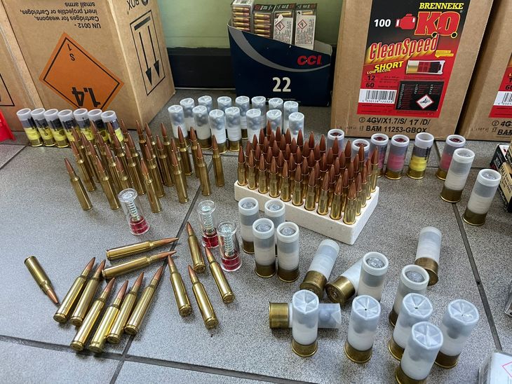 En los contenedores abiertos por la DNA se encontraron municiones, accesorios y armas de guerra.