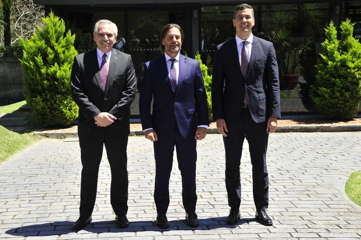 El presidente Luis Lacalle Pou recibió a sus pares Alberto Fernández y Santiago Peña.