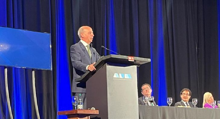 El ministro de Defensa, Javier García, en el almuerzo de ADM.