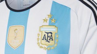 La camiseta argentina con las tres estrellas.