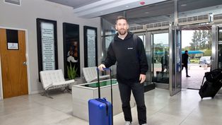 Messi llegó a la Argentina y ya está en el predio de Ezeiza.