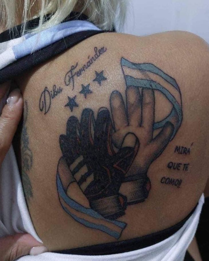El tatuaje de Dibu Fernández original.