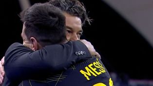 Lionel Messi se abrazó con Gallardo en un partido amistoso.
