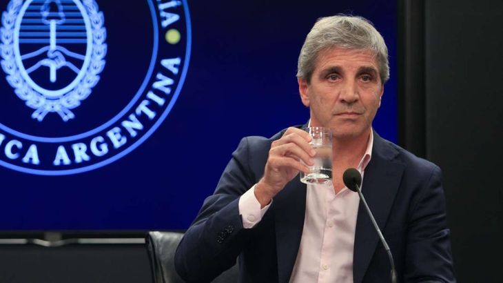 Luis Caputo encabezó una conferencia para desmentir una vez más una posible devaluación