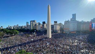 Así está el Obelisco en las primeras horas de la mañana del martes. Foto: Fernando Candeias.