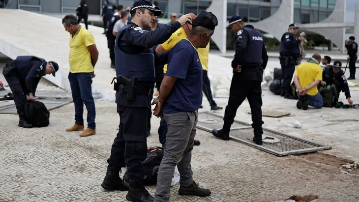 Intento de golpe en Brasil: detuvieron a 400 manifestantes tras la toma de edificios públicos