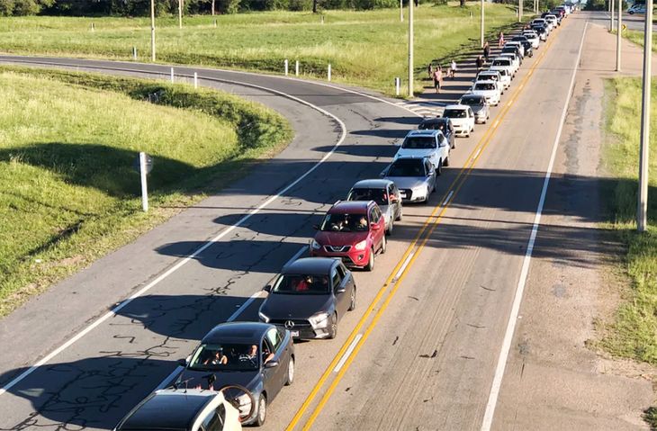 Filas De Autos Frontera Uruguay Argentina Diferencia Cambiaria Éxodo