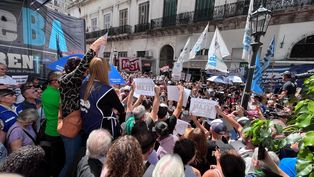 Abrazo simbólico a Télam.