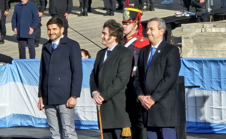 Maximiliano Pullaro encabezó el acto por el Día de la Bandera junto a Pablo Javkin y Javier Milei