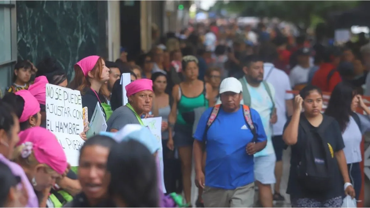fila-la-pobreza-reclamo-alimentos-capital-humano-2024.webp