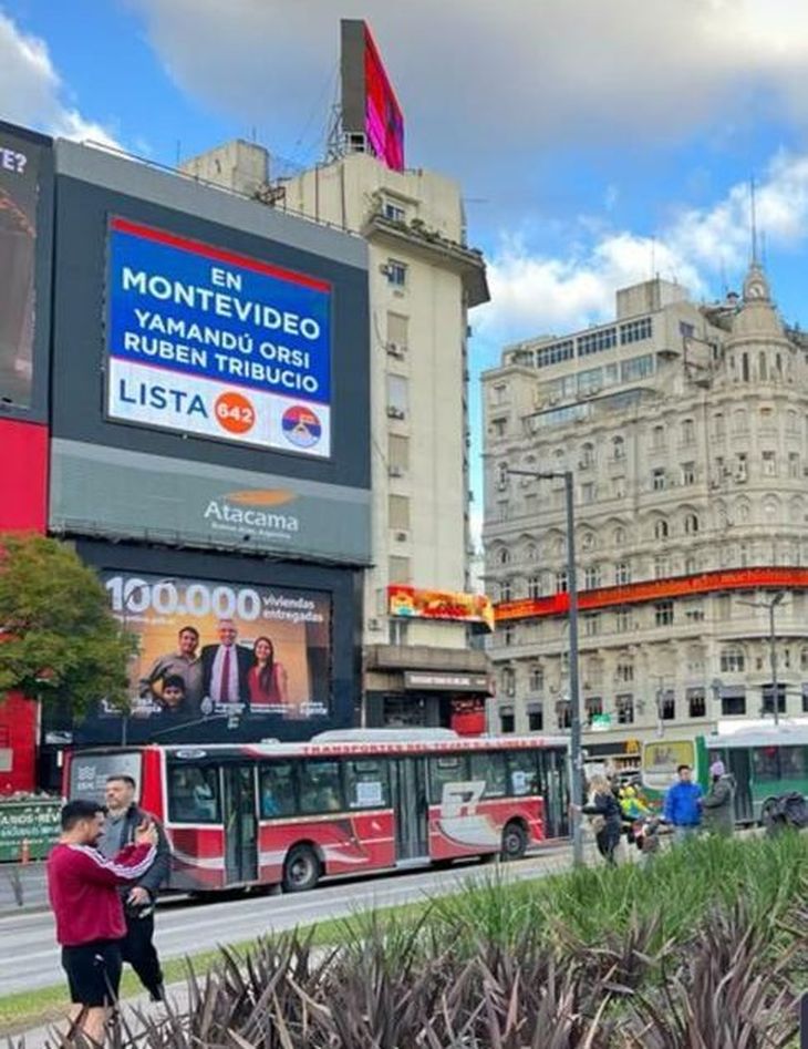La campaña presidencial de Yamandú Orsi sorprendió con un cartel en Buenos Aires.