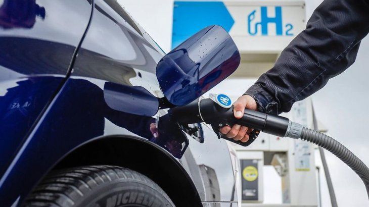 El hidr&oacute;geno verde podr&aacute; abastecer a los autos el&eacute;ctricos.