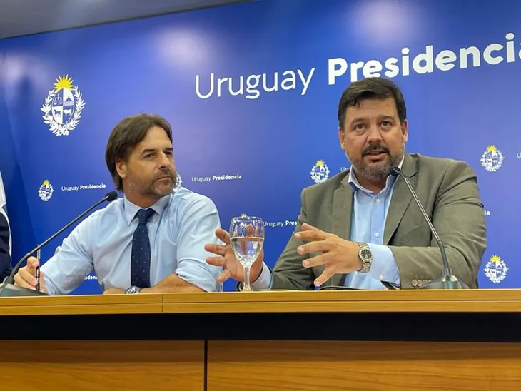 El presidente Luis Lacalle Pou y el exministro de Ambiente y actual senador colorado Adrián Peña.