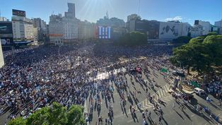 En las primeras horas de la mañana el Obelisco se llenó. Foto: Fernando Candeias