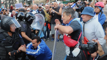 Congreso: fuerte represión con gases e hidrantes a jubilados e hinchas