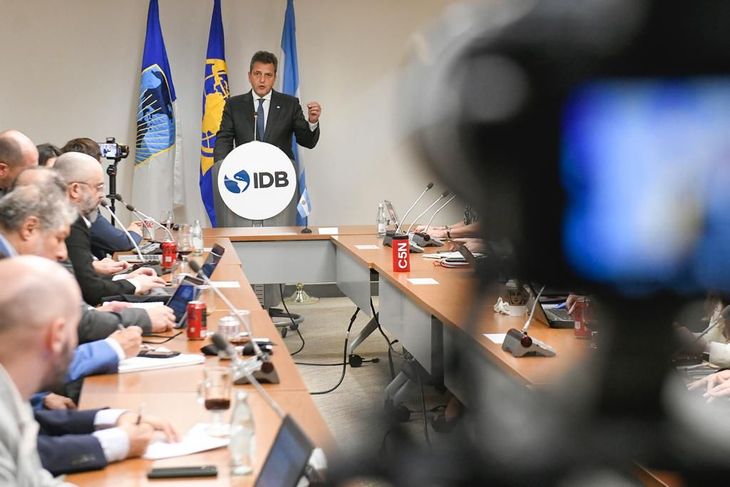 El ministro, Sergio Massa, antes de la reunión con el FMI.