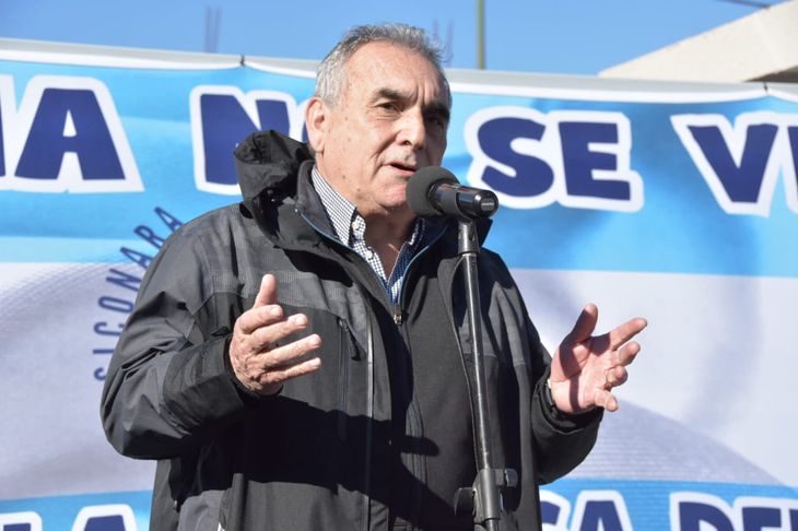 Juan Carlos Schmid anunció un paro de transporte.