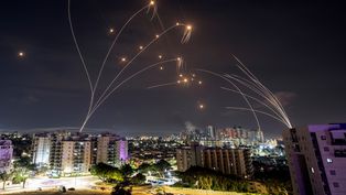 El sistema antimisiles Cúpula de Hierro de Israel intercepta cohetes lanzados desde la Franja de Gaza.