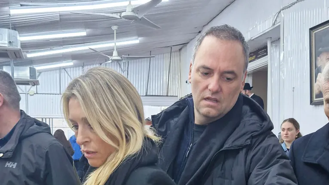 Vengo a deslomarme a EEUU y quería que me acompañe: siguen las críticas a Adorni por el viaje de su esposa