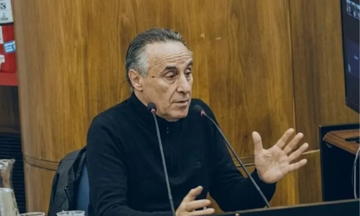 im julio cesar encargado del edificio de cristina