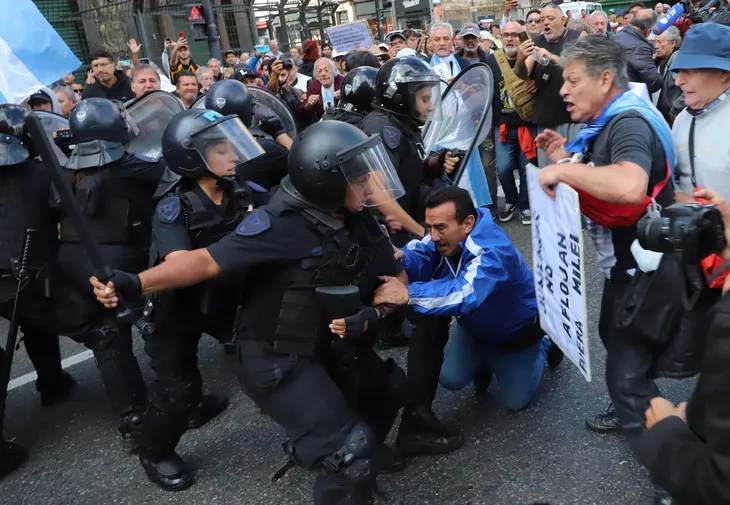 represion-jubilados-marcha-hinchasjpeg.webp