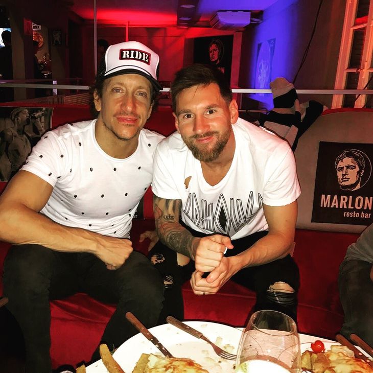 El actor Nicolás Vázquez y el jugador Lionel Messi.