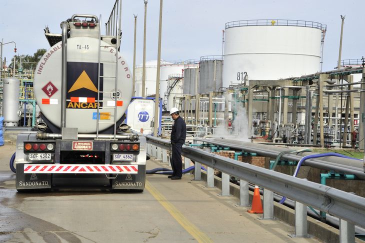 Ancap decidició no adelantar la parada de la refinería La Teja, que ponía en riesgo el abastecimiento de combustible en Uruguay.