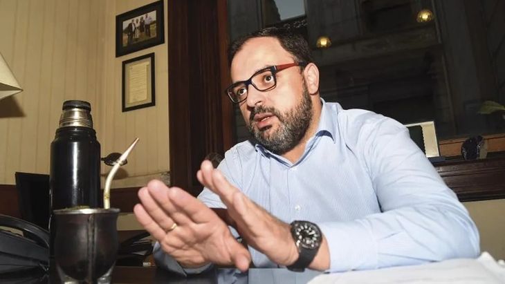 Charles Carrera, senador por el Frente Amplio, acusó al gobierno por darle el pasaporte uruguayo a Marset.