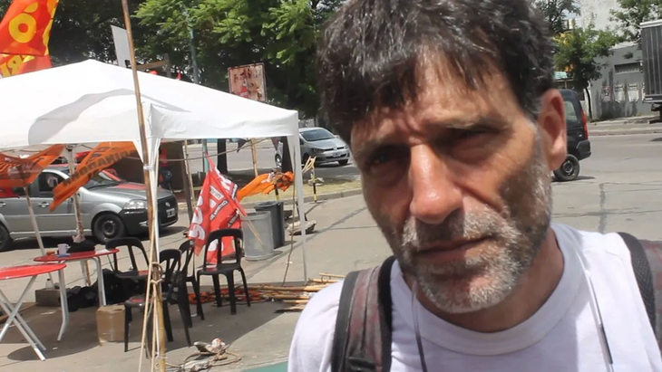 Paco Olveira mantiene su protesta frente al Palacio de Tribunales
