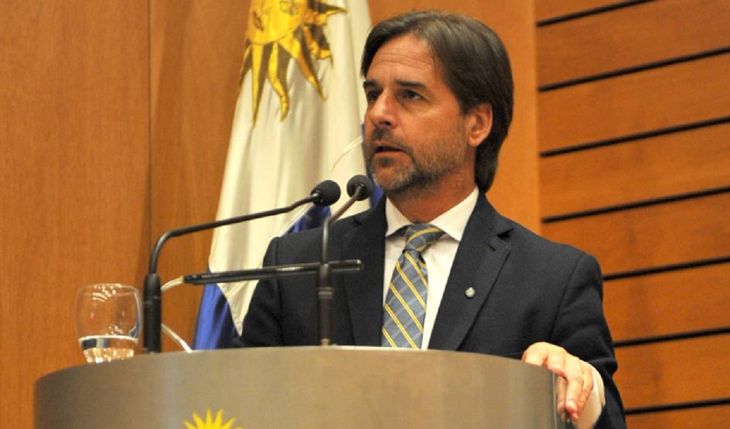 La aprobación de Luis Lacalle Pou se mantiene estable a un año de que culmine su mandato en la presidencia de Uruguay.