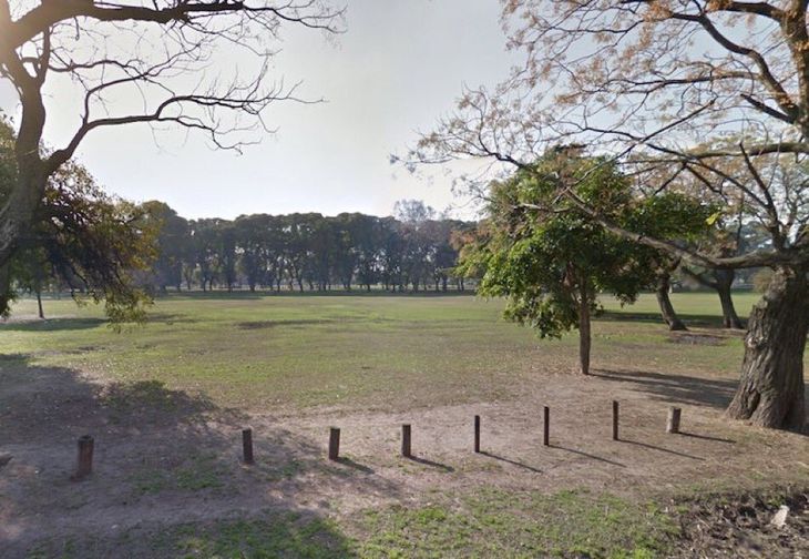 Detienen a un hombre con dos cuchillos en Palermo.