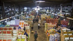 la peor cara de la crisis: vecinos se organizaron para buscar comida del descarte del mercado central