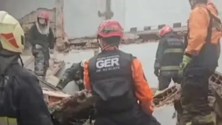 se derrumbo una obra en construccion y rescataron herido a un obrero que quedo bajo los escombros