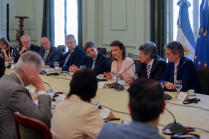 La canciller argentina, Diana Mondino, le transmitió a los embajadores de países de la UE la voluntad del gobierno de cerrar el acuerdo a través del Mercosur.