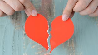 Se dio cuenta que su novio la engañó cuando se fue a bañar.