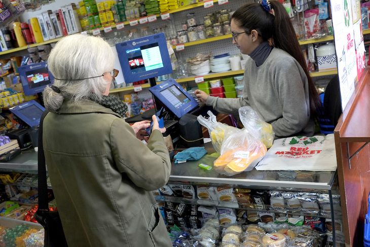 El consumo privado mejorará en Uruguay durante el 2024 a partir de la inflación y la devaluación en Argentina.