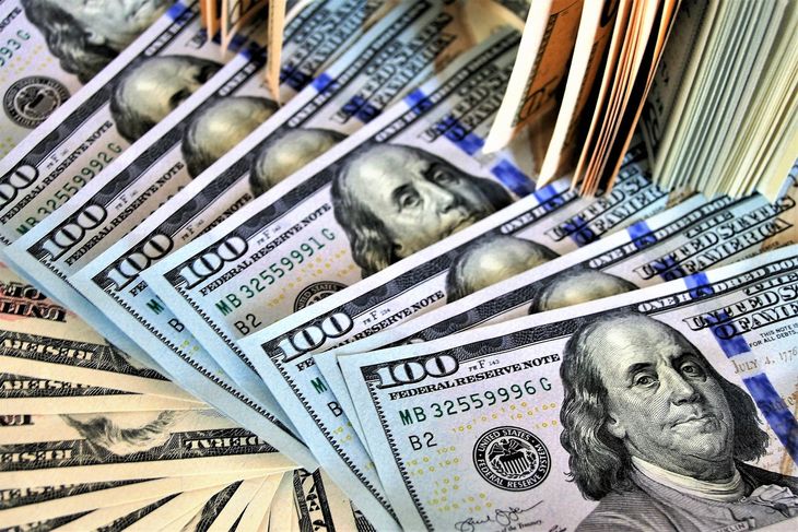 El dólar sigue cayendo en Uruguay y, tras más de tres años, perforó el piso de los 38 pesos.