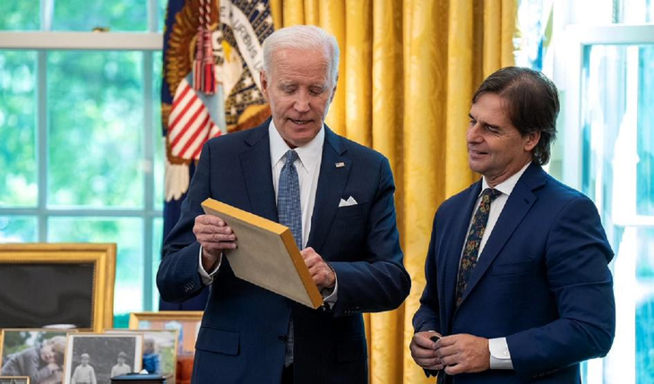 Los presidentes Joe Biden y Luis Lacalle Pou durante un encuentro en la Casa Blanca el año pasado.
