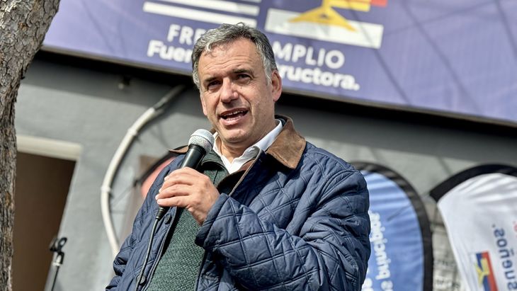 Yamandú Orsi, precandidato por el Frente Amplio.