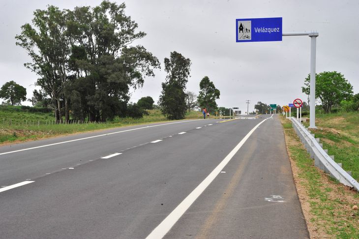 La ruta 15 une a la localidad de Velázquez con la ciudad de Rocha, capital del departamento homónimo.